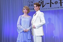 左から海乃美月、月城かなと。
