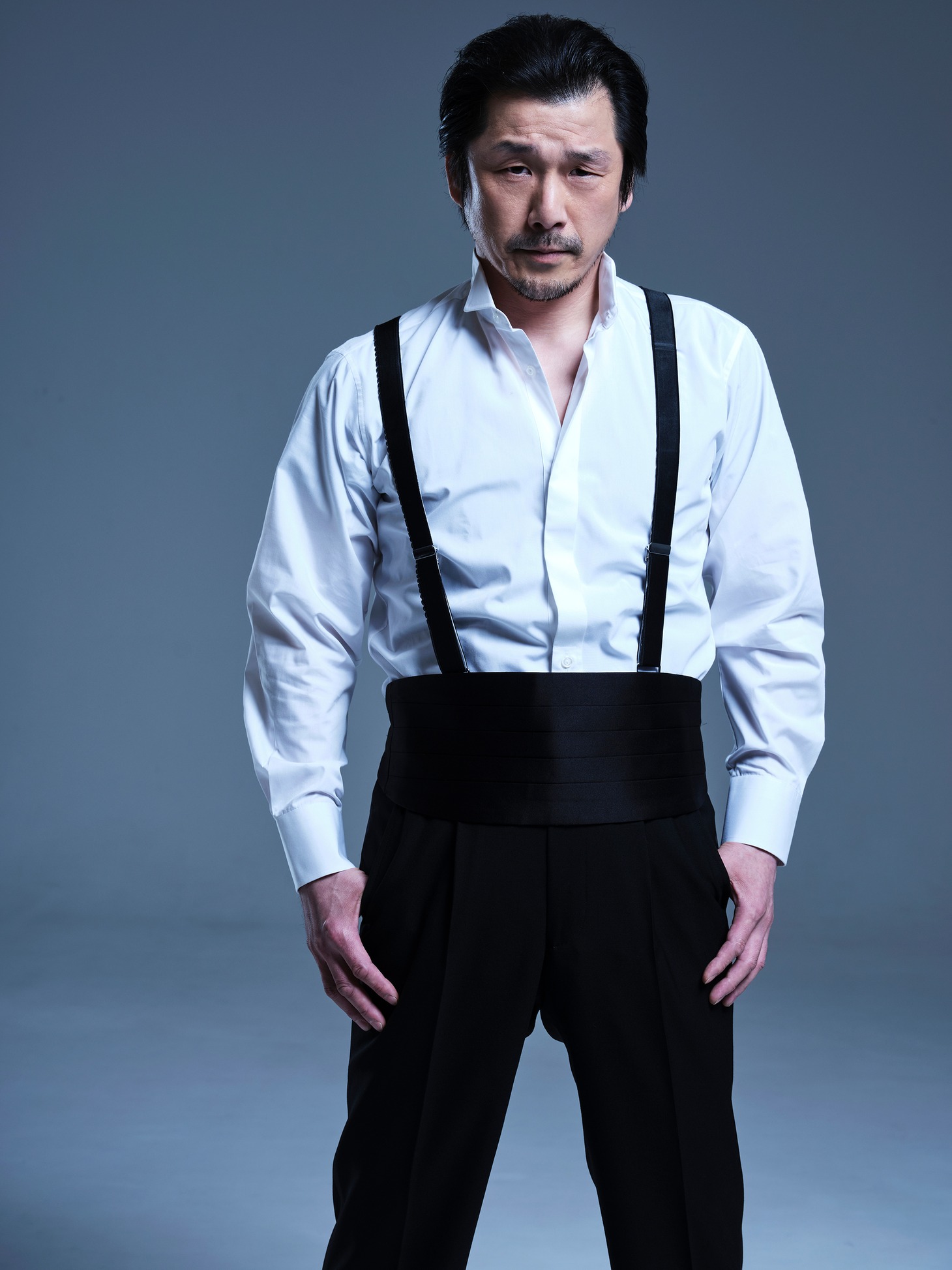 「初級革命講座 飛龍伝」より、吉田智則のビジュアル。