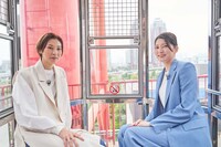 WOWOWライブ 宝塚プルミエール「番組特別ロケ企画」より、左から瀬戸かずや、朝夏まなと。