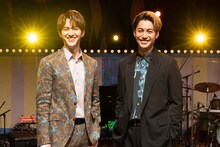 左から甲斐翔真、大野拓朗。