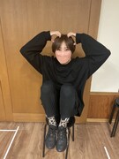 動物の耳のようなかわいいポーズ。靴下はヒョウ柄でこっそり派手に。