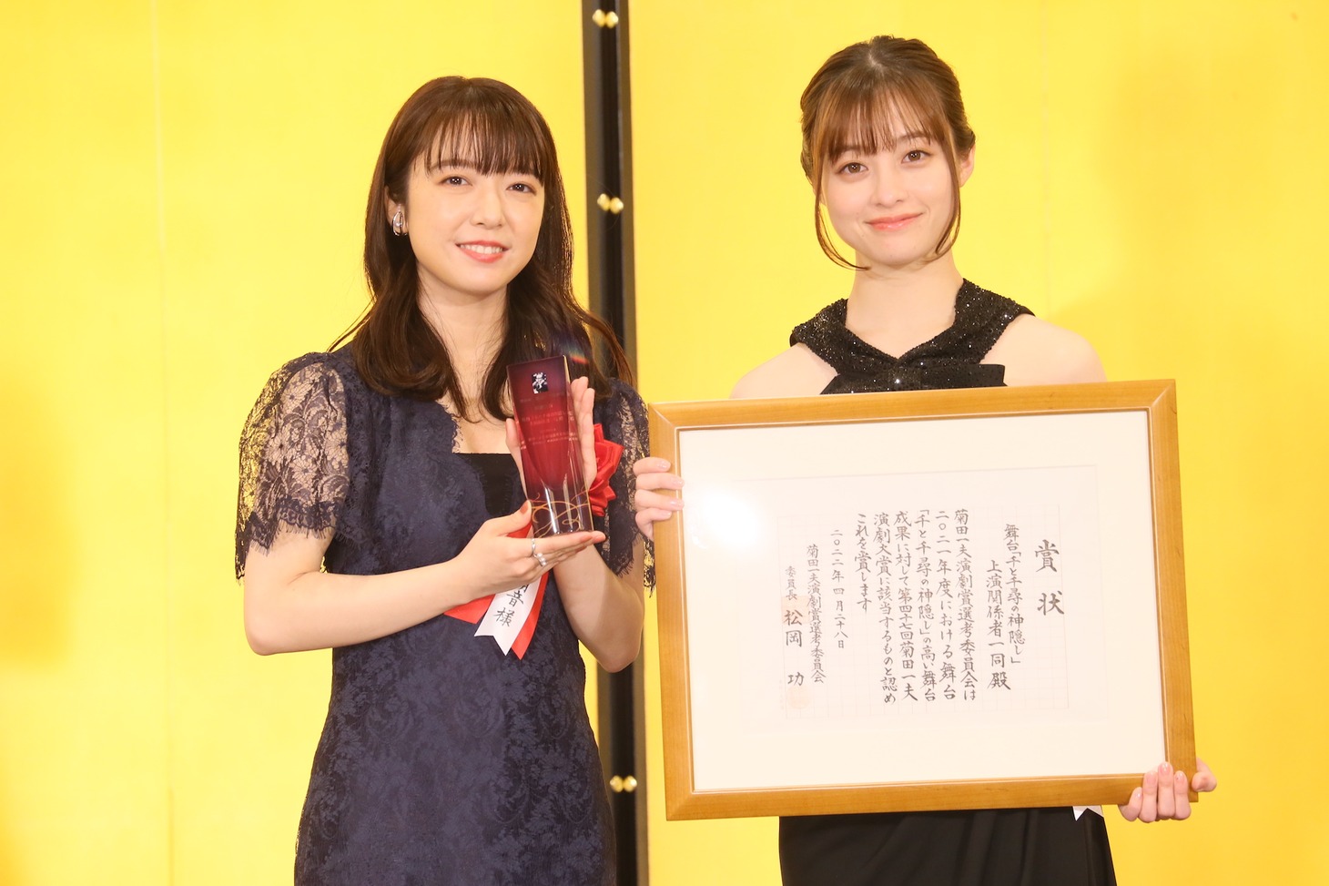 左から上白石萌音、橋本環奈。