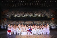 「SHOCK」上演1900回カーテンコールの様子。約1900人の観客が1人1本のバラを持ってカンパニーを祝福した。