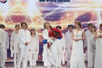 「SHOCK」上演1900回カーテンコールの様子。手前左から佐藤勝利、堂本光一、前田美波里。