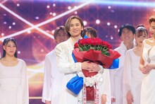 堂本光一（中央）