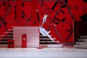 「不思議の国のアリス」より。（Alice’s Adventures in Wonderland(c)by Christopher Wheeldon / 撮影：長谷川清徳）