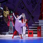 観客を“不思議の国”にいざなうギミック満載、新国立劇場バレエ団「不思議の国のアリス」開幕