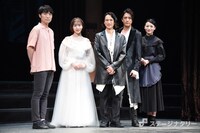 左から中屋敷法仁、能條愛未、戸塚祥太、内博貴、矢島舞美。