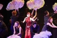 島田歌穂（中央）