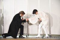 ひざまずく別所哲也（左）と、恐縮する橋本良亮。