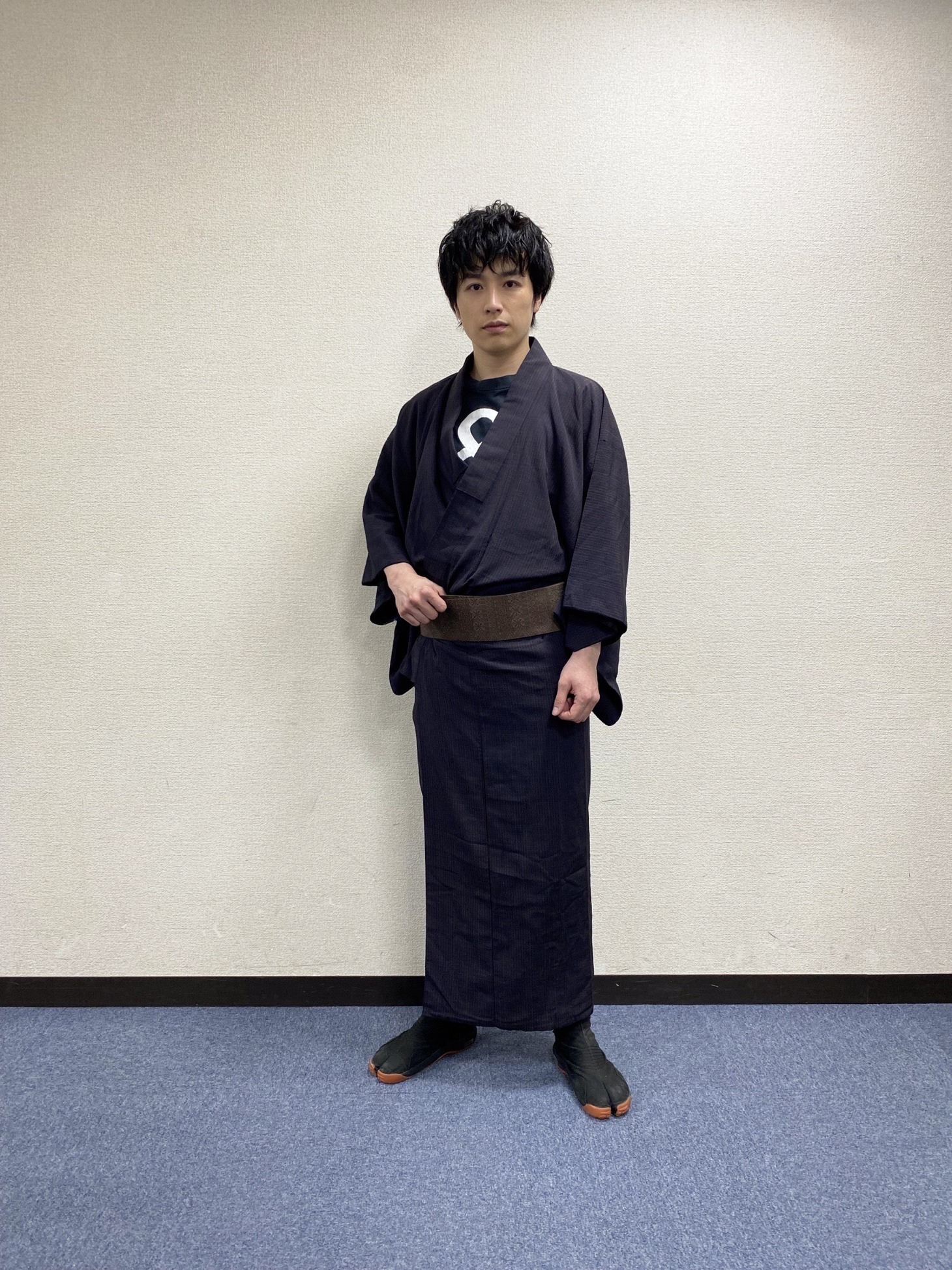 落ち着いた色合わせが素敵な和服姿。足元は地下足袋で動きやすく。