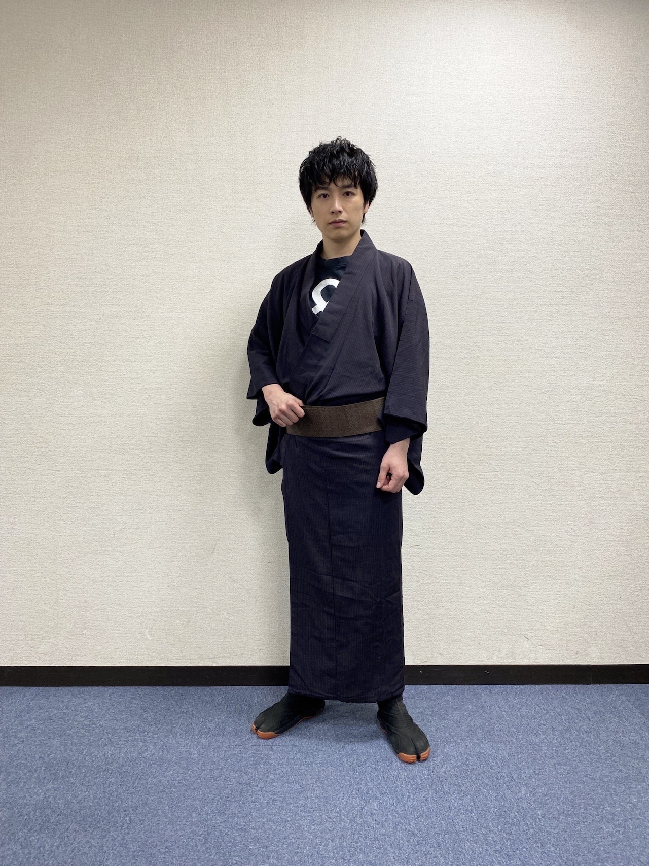 落ち着いた色合わせが素敵な和服姿。足元は地下足袋で動きやすく。