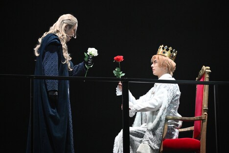 舞台「薔薇王の葬列」より。