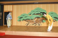 信康さん（右）を前に笑顔の市川染五郎（左）。