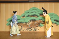 信康さん（右）に歩み寄る市川染五郎（左）。