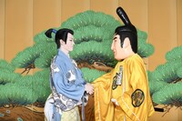 信康さん（右）と握手をする市川染五郎（左）。