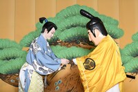 信康さん（右）から名刺を受け取る市川染五郎（左）。