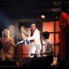 新宿梁山泊「下谷万年町物語」開幕、大鶴義丹「テントならではの演出」と手応え