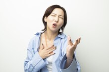 これまで演じた役を演じながら熱唱する那須凜。（撮影：竪山隼太）