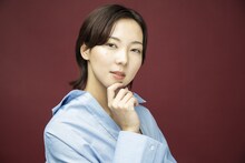 ワインレッドのバックに変わると、艶っぽい表情に変わった那須凜。（撮影：竪山隼太）