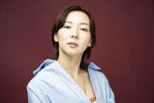 ワインレッドのバックに変わると、艶っぽい表情に変わった那須凜。（撮影：竪山隼太）