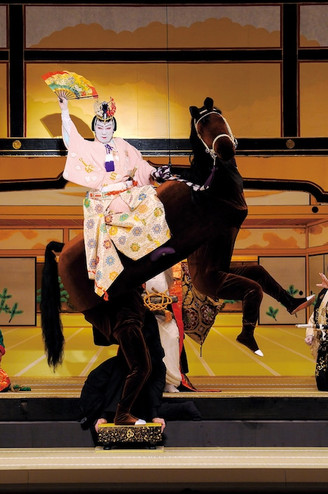 「當世流小栗判官」より、市川猿之助扮する小栗判官。(c)松竹