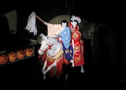 「當世流小栗判官」より、左から市川猿之助扮する小栗判官、市川笑也扮する照手姫。(c)松竹