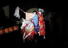 「當世流小栗判官」より、左から市川猿之助扮する小栗判官、市川笑也扮する照手姫。(c)松竹