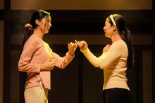 ナイスコンプレックス N35 舞台「キスより素敵な手を繋ごう」より。（撮影：鏡田伸幸）