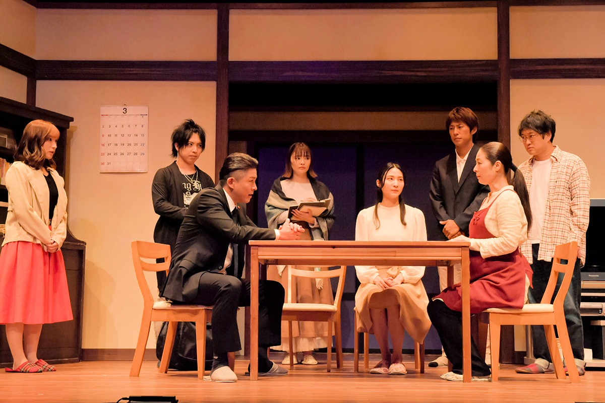 ナイスコンプレックス N35 舞台「キスより素敵な手を繋ごう」より。（撮影：鏡田伸幸）