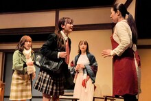 ナイスコンプレックス N35 舞台「キスより素敵な手を繋ごう」より。（撮影：鏡田伸幸）