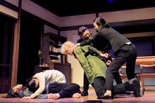 ナイスコンプレックス N35 舞台「キスより素敵な手を繋ごう」より。（撮影：鏡田伸幸）