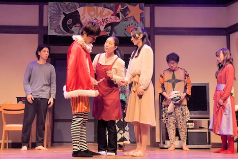 ナイスコンプレックス N35 舞台「キスより素敵な手を繋ごう」より。（撮影：鏡田伸幸）