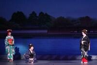 第1部「大笑い！富美男とナオコの花戦（はないくさ）、女の意気地」より。（撮影：岸隆子）