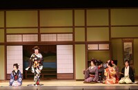 第1部「大笑い！富美男とナオコの花戦（はないくさ）、女の意気地」より。（撮影：岸隆子）
