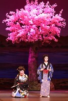 第1部「大笑い！富美男とナオコの花戦（はないくさ）、女の意気地」より。（撮影：岸隆子）