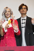 左から大和悠河、加藤和樹。