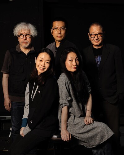 後列左から朝比奈尚行、シライケイタ、流山児祥、前列左から山崎薫、伊藤弘子。（撮影：横田敦史）