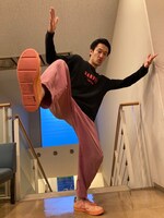 自身が所属する演劇ユニット・さんぴんのロンTを着用。