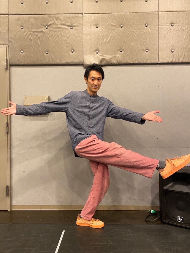 お気に入りのピンクのパンツをおしゃれにはきこなす福原。