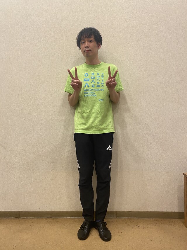 どこにいても一目でわかる、鮮やかなグリーンのTシャツをチョイス。