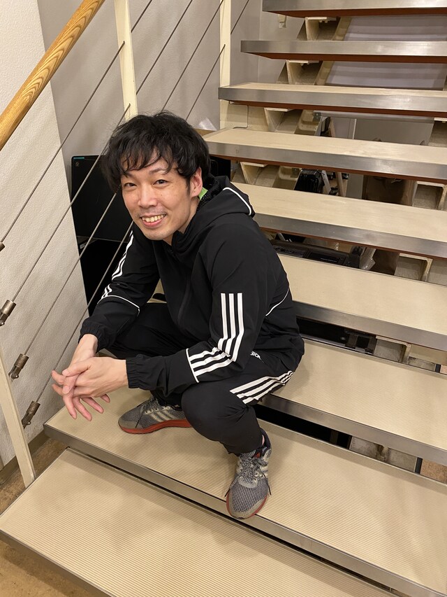 この日はセットアップのジャージースタイル。階段にちょこんと座る姿がキュート。