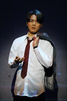 舞台「リプシンカ ～ヒールをはいた男!?たち～」大阪公演ゲネプロの様子。