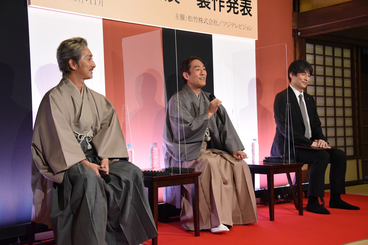 左から中村七之助、中村勘九郎、松竹の山根成之専務取締役。