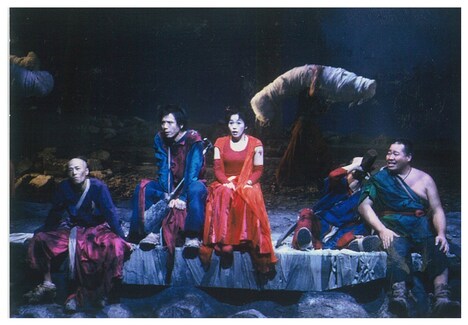 1999年上演、蜷川幸雄演出「パンドラの鐘」より。（撮影：谷古宇正彦）