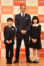 左から堀越勸玄、市川海老蔵、市川ぼたん。