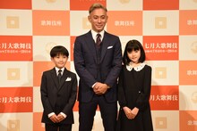 左から堀越勸玄、市川海老蔵、市川ぼたん。