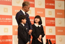 左から堀越勸玄、市川海老蔵、市川ぼたん。