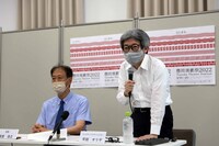 左から「豊岡演劇祭」実行委員会の高宮浩之会長、フェスティバルディレクターの平田オリザ。