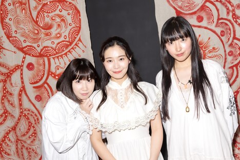 左から根本宗子、安川まり、harune。（Photo by Masayo）